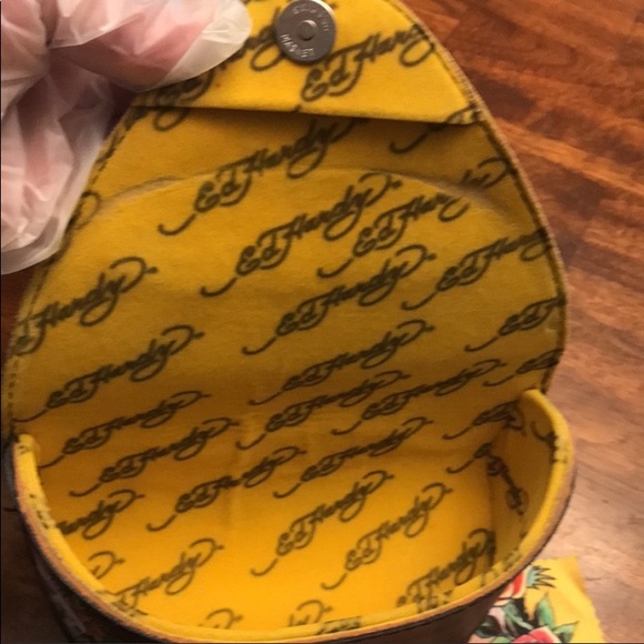 Ed Hardy eye glass case & towel unisex. - Picture 3 of 7